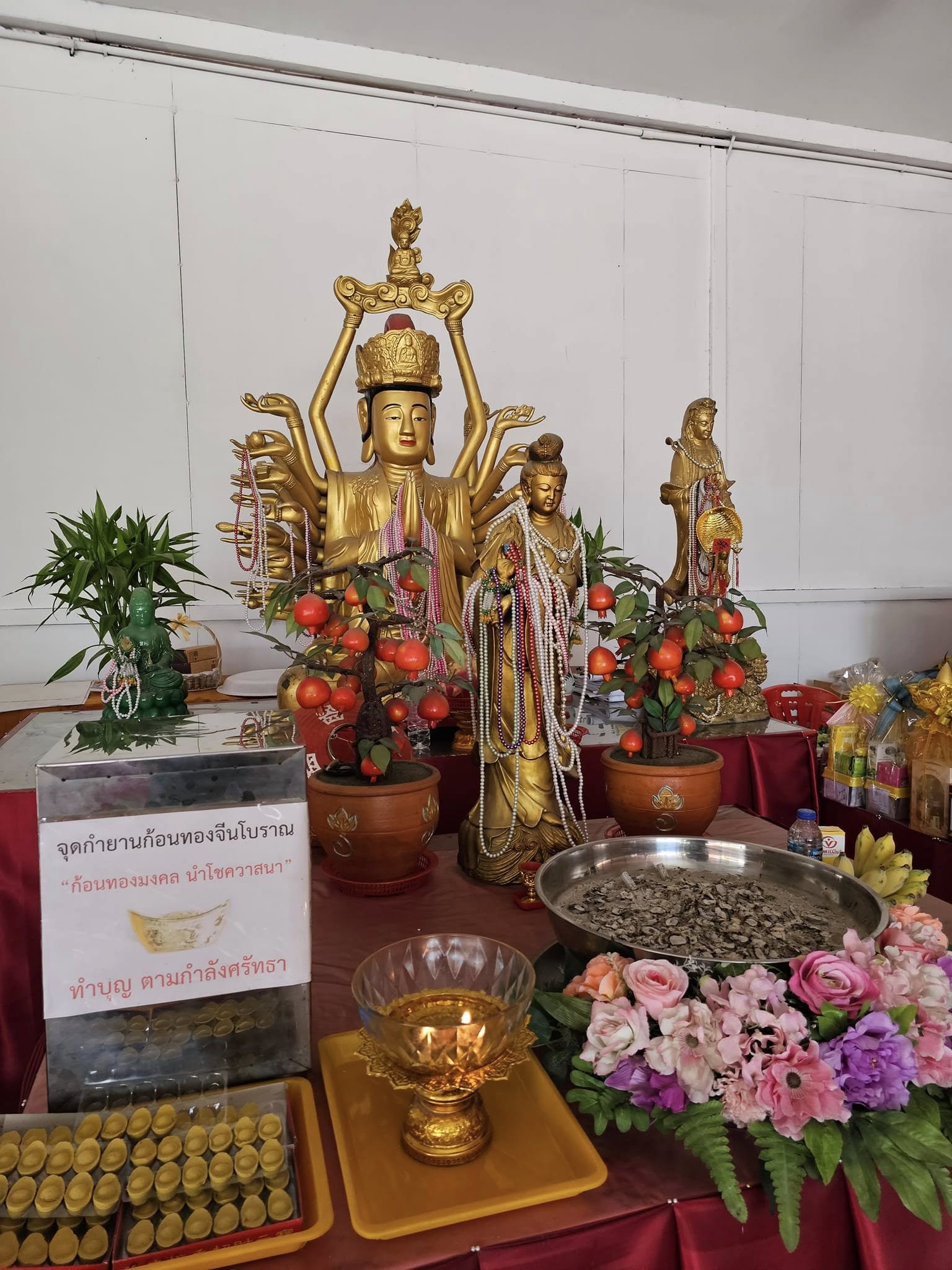 พระโพธิสัตว์และแท่นบูชาภายในวัด
